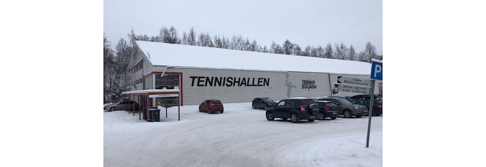 Tennistrening i tennishallen på Gjøvik